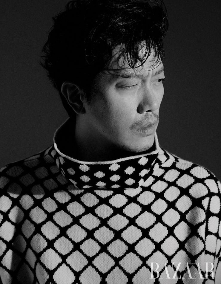 패턴 터틀넥은 Valentino Garabani.