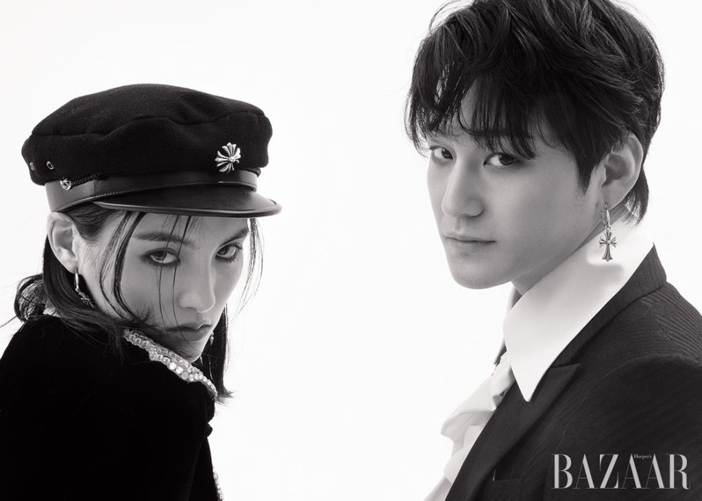 김용지가 입은 벨벳 드레스는 Gucci. 귀고리는 Chrome Hearts. 모자는 스타일리스트 소장품. 김범이 입은 프릴 셔츠, 재킷은 Gucci. 귀고리는 Chrome Hearts. 