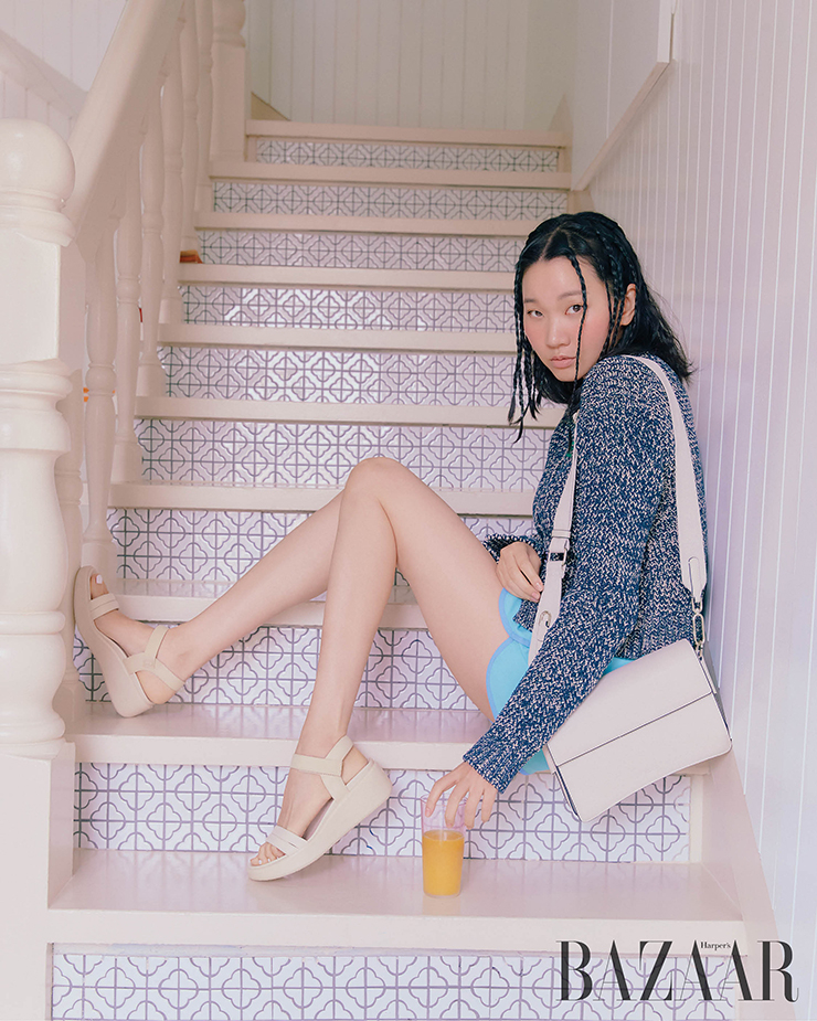 ‘플로우트 웨지 LX’ 샌들, ‘텍스처블록 핀치’ 백은 Ecco.카디건, 쇼츠는 Eenk.