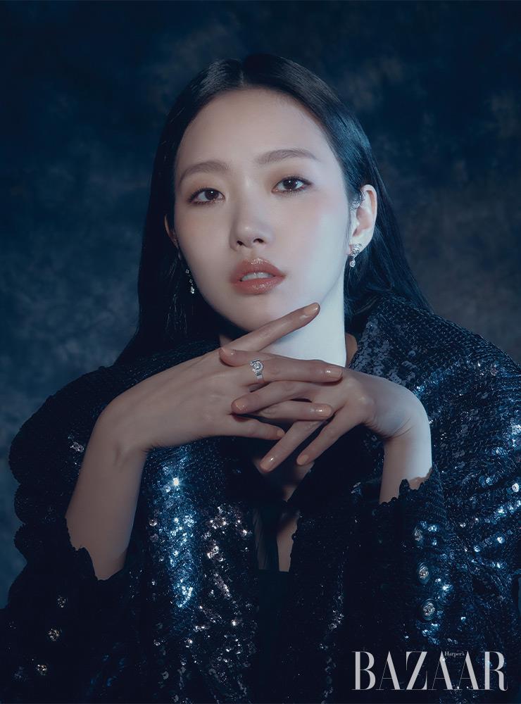 화이트 골드와 다이아몬드의 조화가 돋보이는 ‘이터널 N°5’ 귀고리, 반지는 Chanel Fine Jewelry.