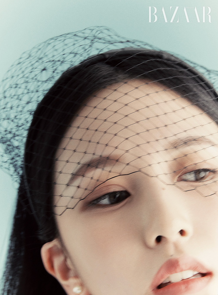 헤어밴드, 귀고리는 Dior.