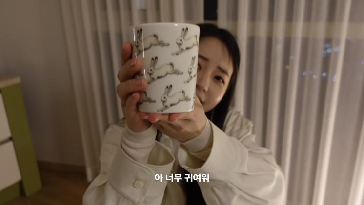 토끼 일러스트가 돋보이는 머그컵은 3만원대