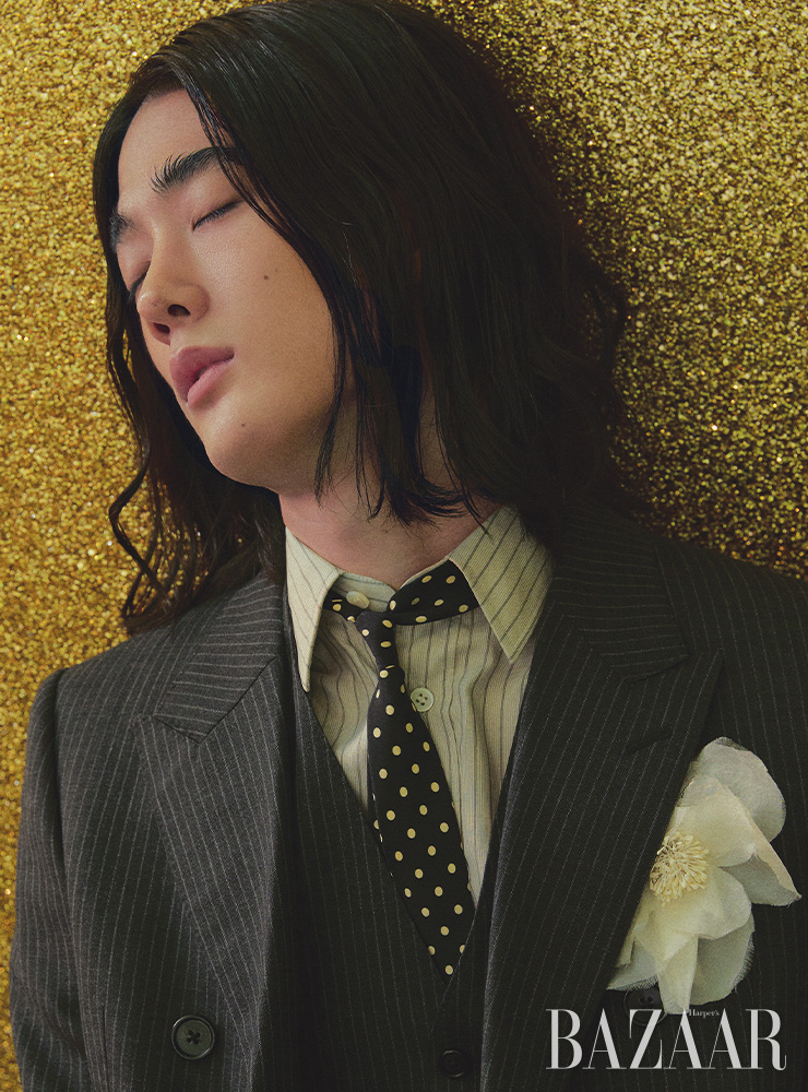 재킷, 베스트, 셔츠, 타이, 코르사주는 모두 Celine by Hedi Slimane.
