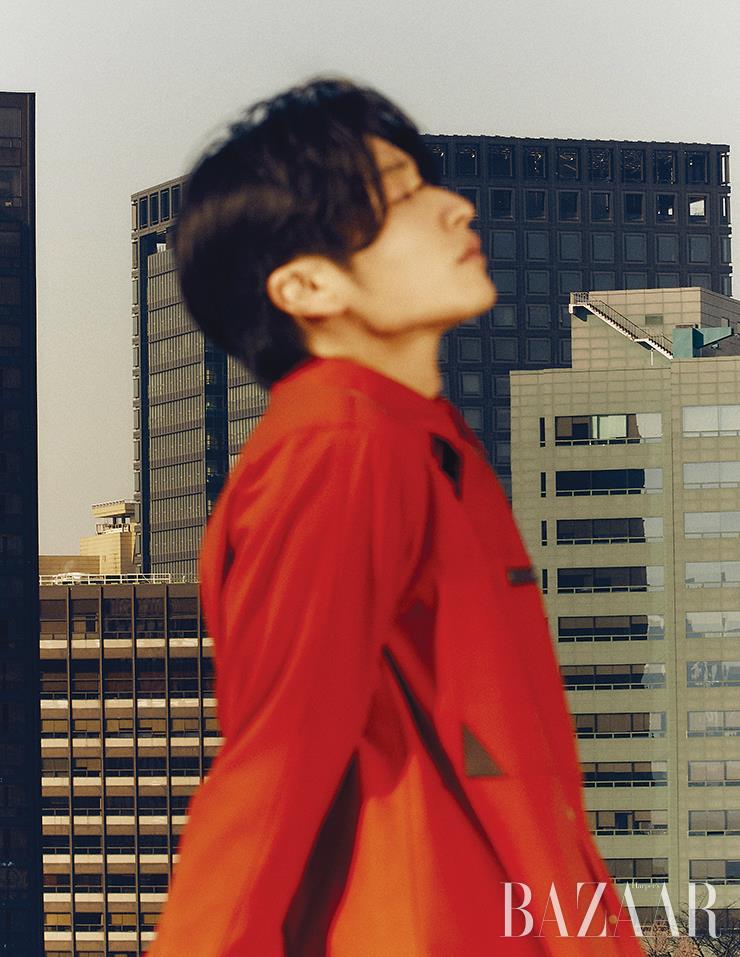 현재가 입은 셔츠는 Berluti.