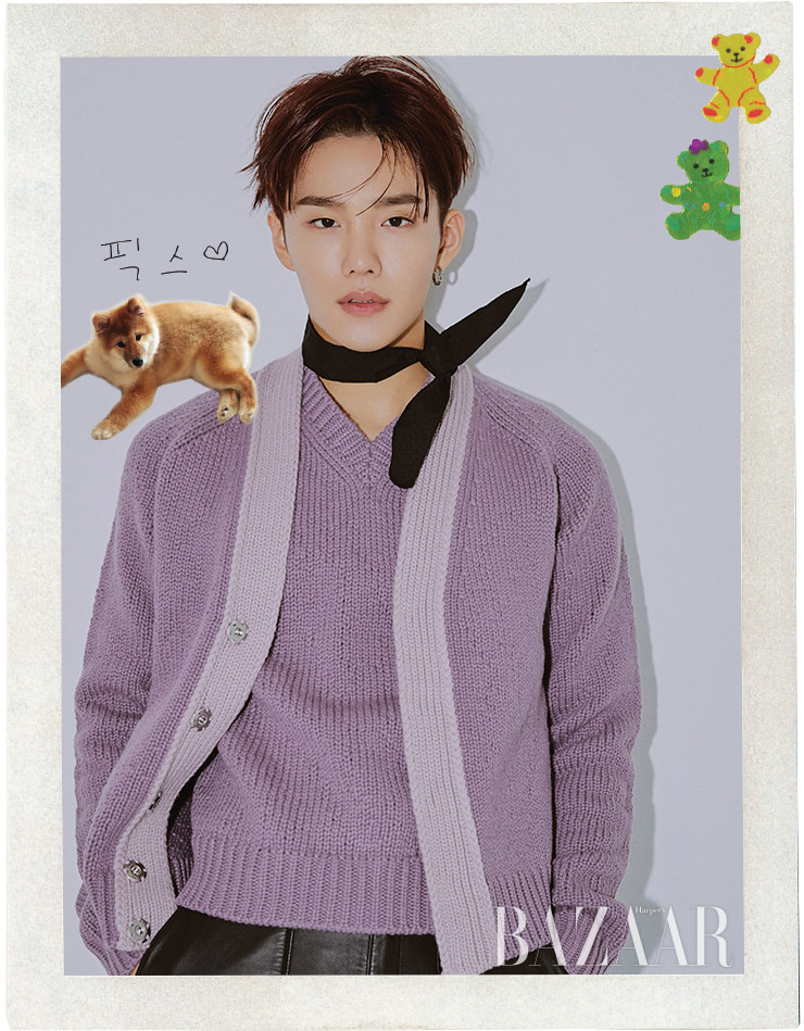 승훈이 입은 카디건, 니트 톱은 Bottega Veneta. 머플러는 스타일리스트 소장품.
