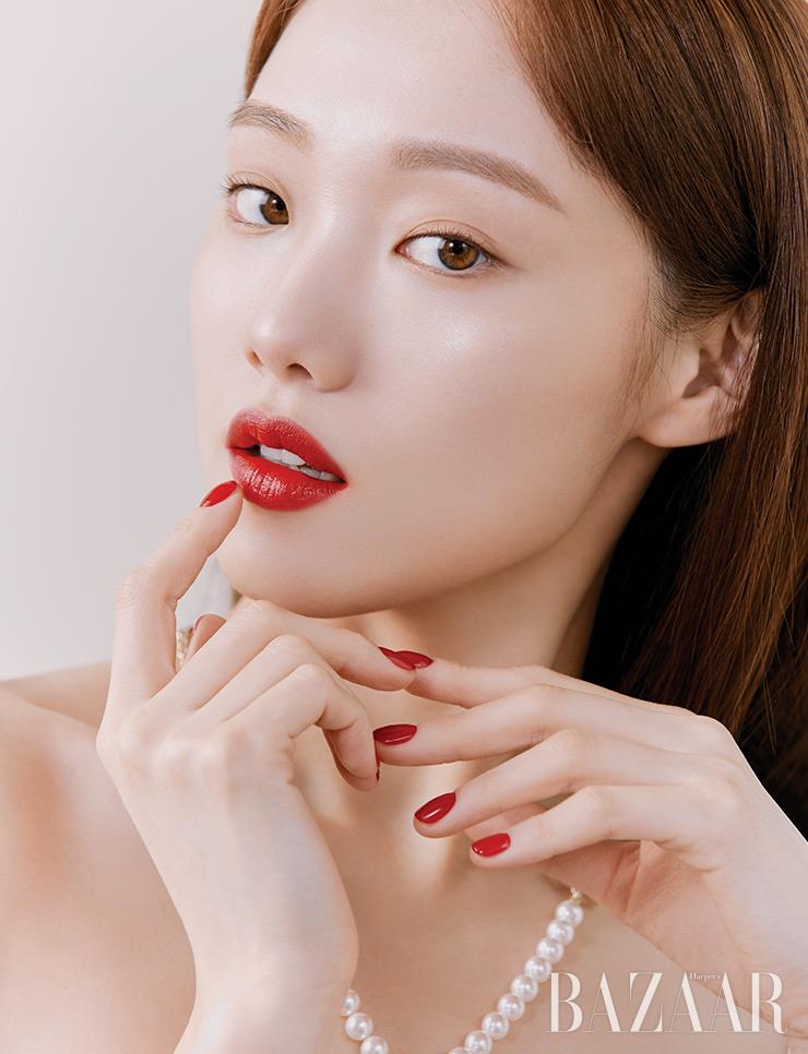 메탈, 스트라스, 글라스 소재의 네크리스는 Chanel.