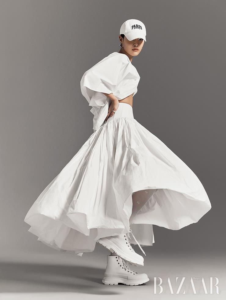셔츠, 볼륨 스커트는 Alaïa. 볼캡은 43만원 Balenciaga. 귀고리는 12만원대 Pepezoo. 반지는 13만원 Vokchoi. 로고 레깅스는 Givenchy. 하이톱 스니커즈는 98만원 Alexander McQueen.