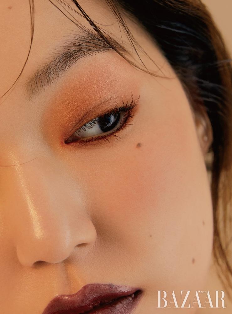 영원히 멈춘 시간 속에서 농익은 오라를 뽐내는 드라이 플라워. 그와 닮은 샤넬 ‘레 꺄트르 옹브르’ 372 얼씨 컬러, ‘루쥬 알뤼르 라끄’ 77의 빈티지 로즈가 아름다움에 깊이를 더한다.