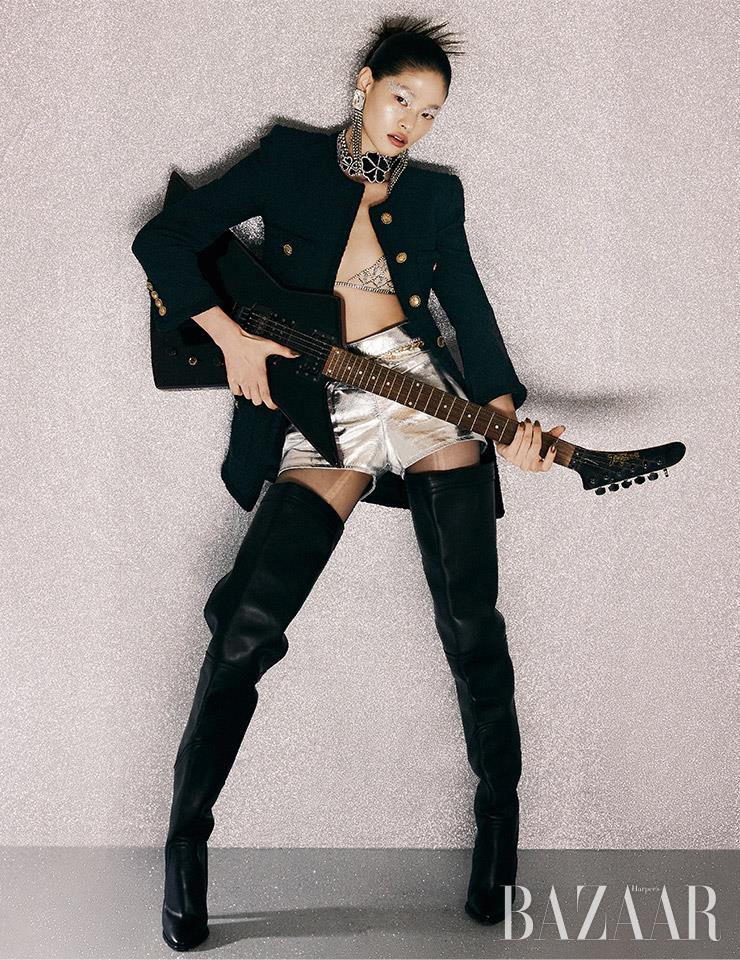 재킷, 브라 톱, 쇼츠, 귀고리, 초커, 벨트, 사이하이부츠는 모두 Saint Laurent by Anthony Vaccarello.