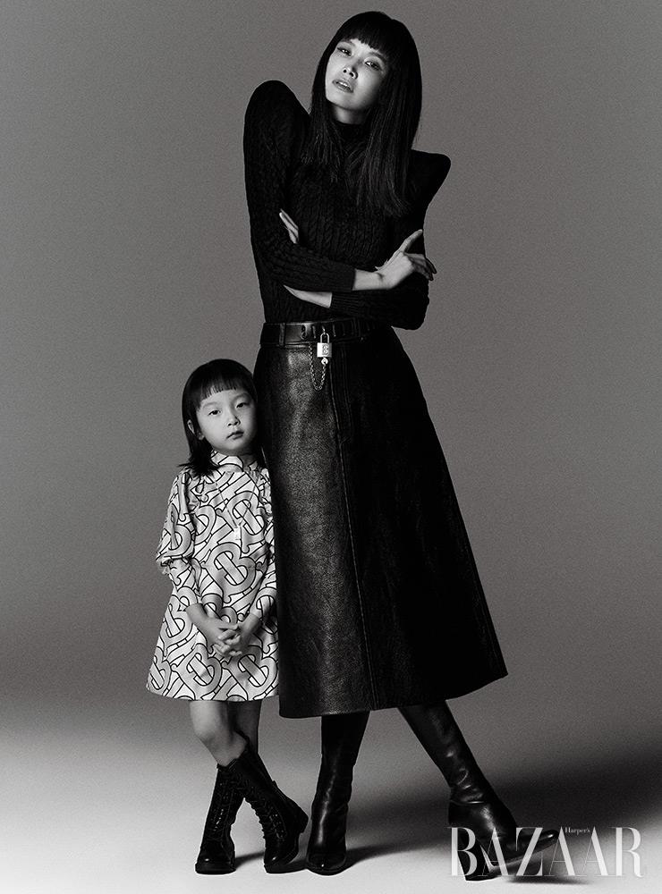 송경아가 입은 니트 톱, 레더 스커트, 벨트, 부츠는 모두 Balenciaga. 헤이가 입은 원피스는 Burberry. 목걸이는 Chanel. 부츠는 Zara.