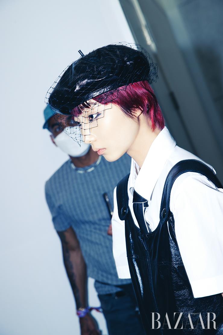 이번 쇼를 위해 특별히 레드 컬러 헤어로 변신한 몇몇의 모델 중 한 명.