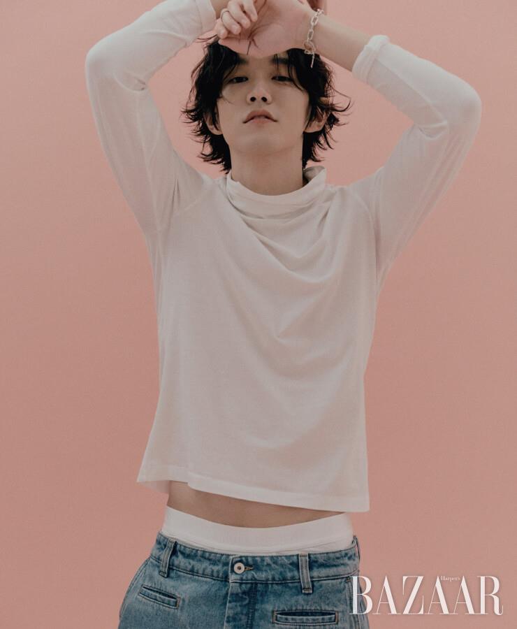터틀넥은 Calvinklein Jean. 언더웨어는 Calvinklein Underwear. 데님 팬츠는 Loewe by matchesfashion.com. 실반지는 x Te. 팔찌는 Rockingag.