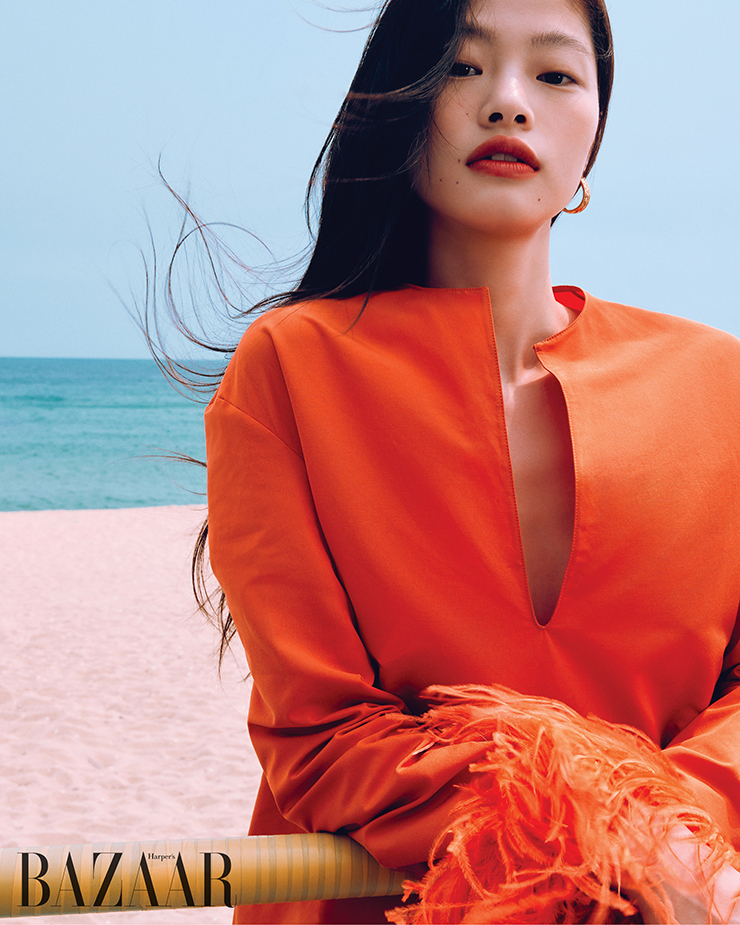 페더 장식 드레스는 4백40만원 Valentino. 후프 귀고리는 Louis Vuitton.