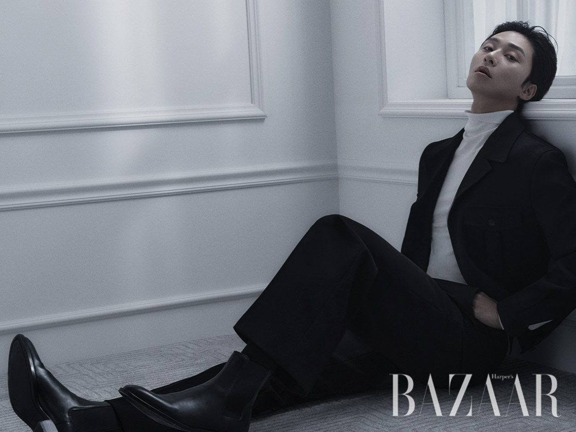 터틀넥 톱은 Eleventy. 재킷, 팬츠, 벨트는 모두 Recto. 슈즈는 Sandro Homme.