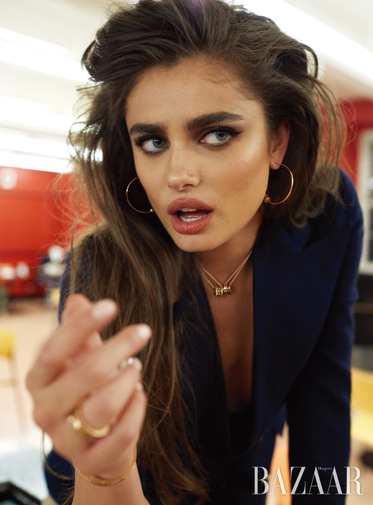테일러 힐(TAYLOR HILL)이 입은 재킷은 RALPH LAUREN COLLECTION. 귀고리, 펜던트, 반지, 팔찌는 모두 BVLGARI. LANC^OME 쓰루실 스타일러 브로우 젤($26.50).