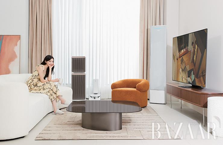 삼성 비스포크 큐브 에어, 비스포크 제트 봇 AI, Neo QLED 8K, 비스포크 무풍에어컨 갤러리 체온풍은 모두 삼성전자. 원피스는 Ganni by Beaker.