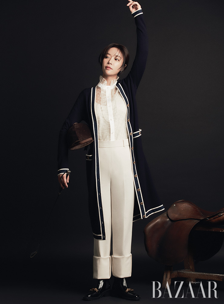 카디건, 블라우스, 이너로 입은 슬리브리스 톱, 팬츠, 앵클부츠는 모두 Tory Burch.