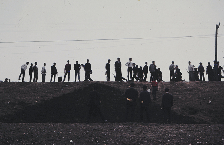 1970년 한강 살곶다리 부근에서 잔디를 태워 삼각형 4개 모양을 낸 대지 예술 <현상에서 흔적으로-불과 잔디에 의한 이벤트>. 새순이 자라는 변화의 과정을 통해 생명의 순환을 은유한다. 