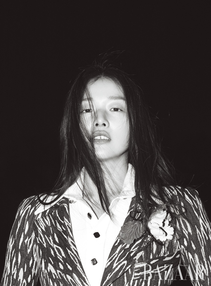 재킷, 셔츠는 모두 Louis Vuitton.