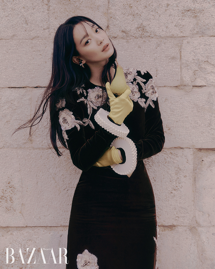 섬세한 엠브로이더리 장식이 돋보이는 벨벳 드레스, 이어커프, 장갑, 핸드 액세서리는 모두 Gucci.