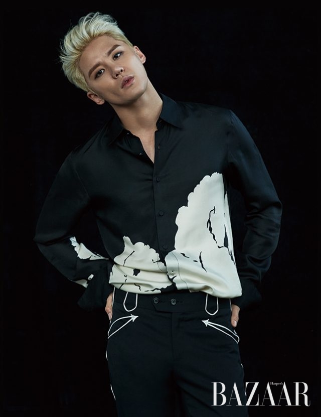 셔츠는 Kimseoryong Homme, 팬츠는 Dolce & Gabbana 제품.