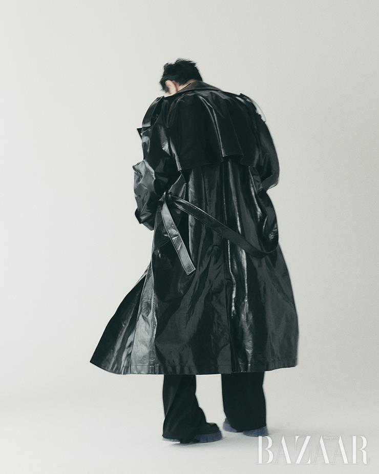 트렌치코트는 Bottega Veneta. 팬츠는 Loewe. 레이스업 부츠는 Fendi.