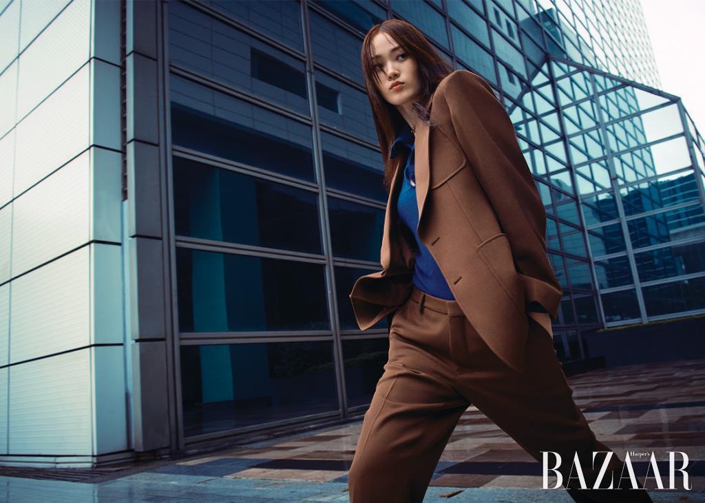 니트 보디수트, 재킷, 팬츠, 체인 목걸이는 모두 Tod’s.