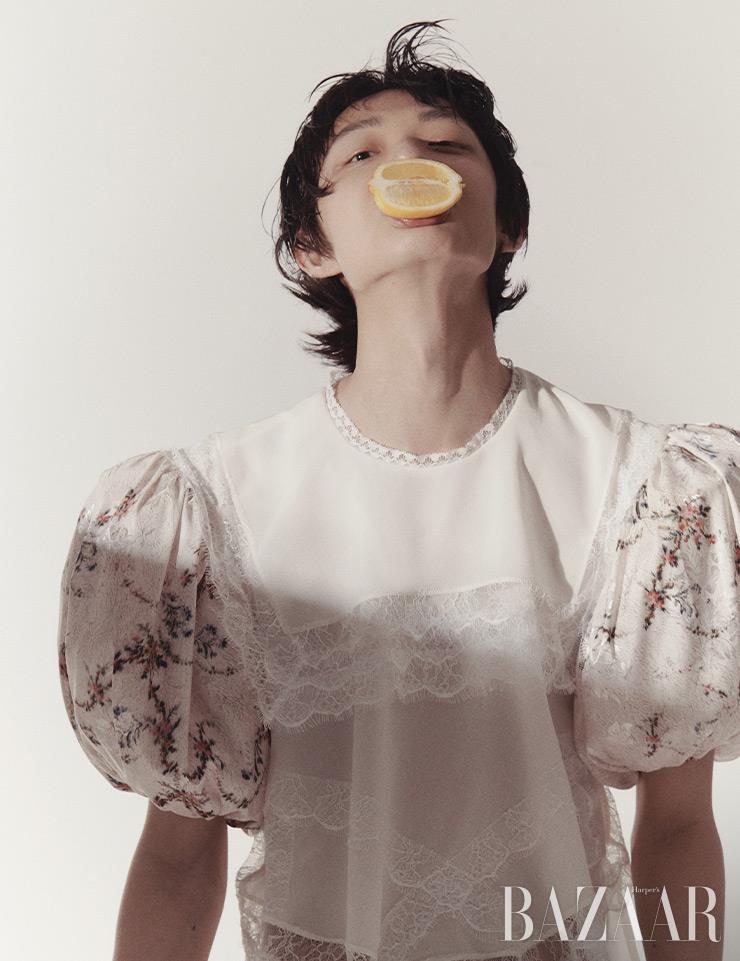 퍼프 소매 블라우스는 1백39만원 Preen by Thornton Bregazzi. 오버올 팬츠는 1백9만원 Isabel Marant.