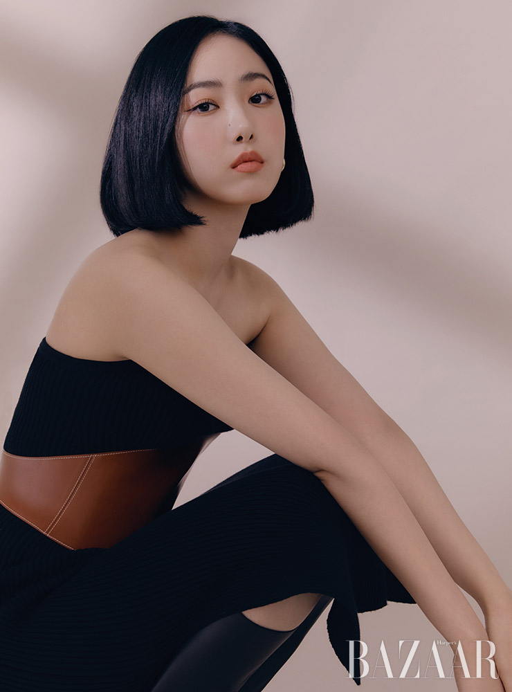신비가 입은 니트 원피스는 8 by Yoox. 가죽 벨트는 Recto. 부츠는 Aquazzura. 귀고리는 Tatiana.