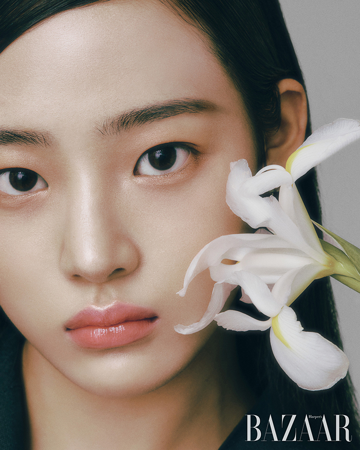 의상은 Dior.