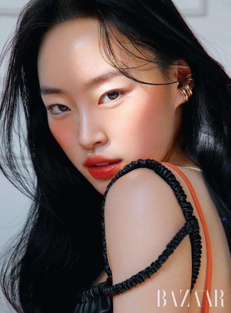 드레스는 Moon Choi. 볼드한 이어커프는 Plow. 얇은 이어커프는 Xte.