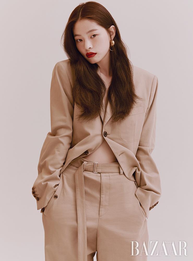 재킷, 팬츠는 모두 가격 미정 Hermes. 귀고리는 22만원 1064 Studio.