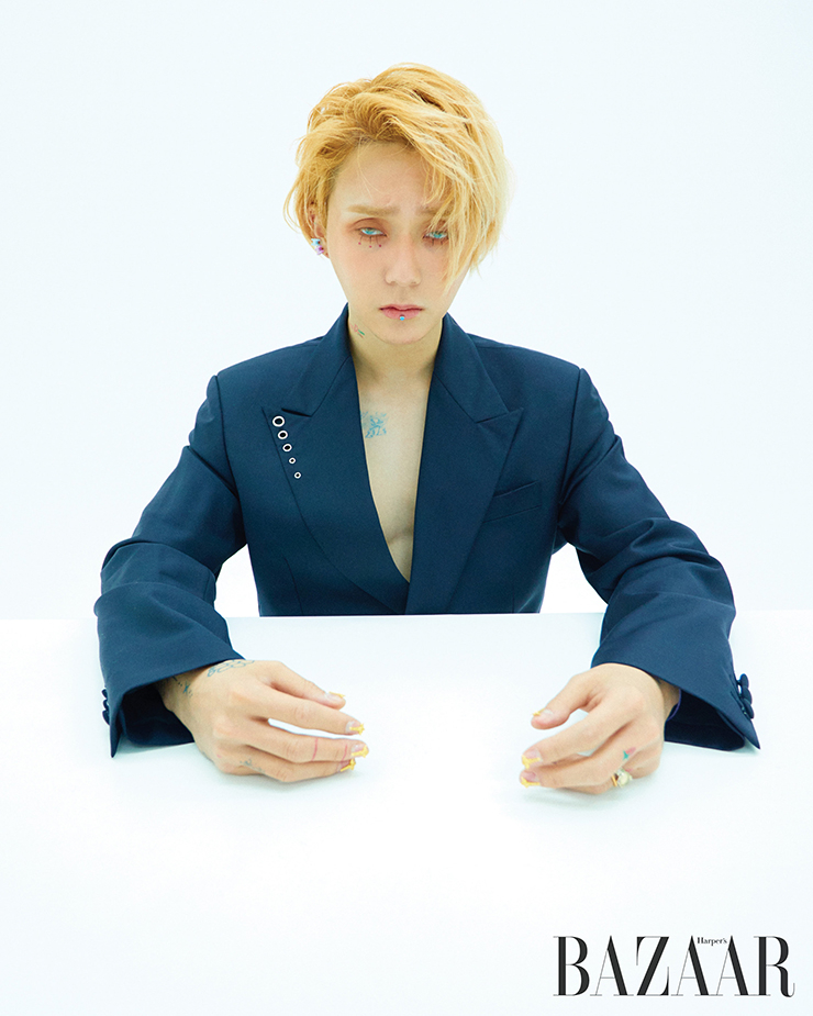 재킷은 Studioguage.