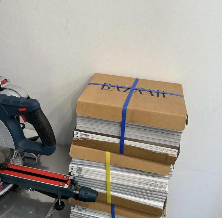 종이 화병의 재료가 될 과월호 <바자>.