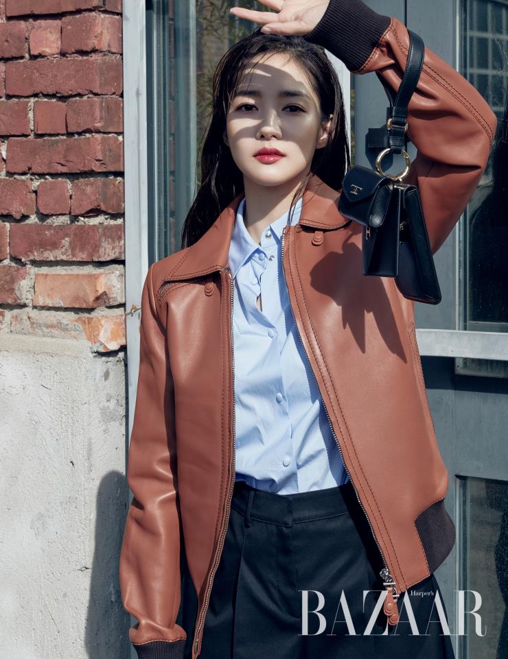 레더 재킷, 셔츠, 팬츠, 미니 사이즈 ‘T 참’ 백은 모두 Tod’s.