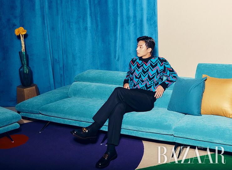 니트는 Berluti. 팬츠는 Ami. 슈즈는 Salvatore Ferragamo.