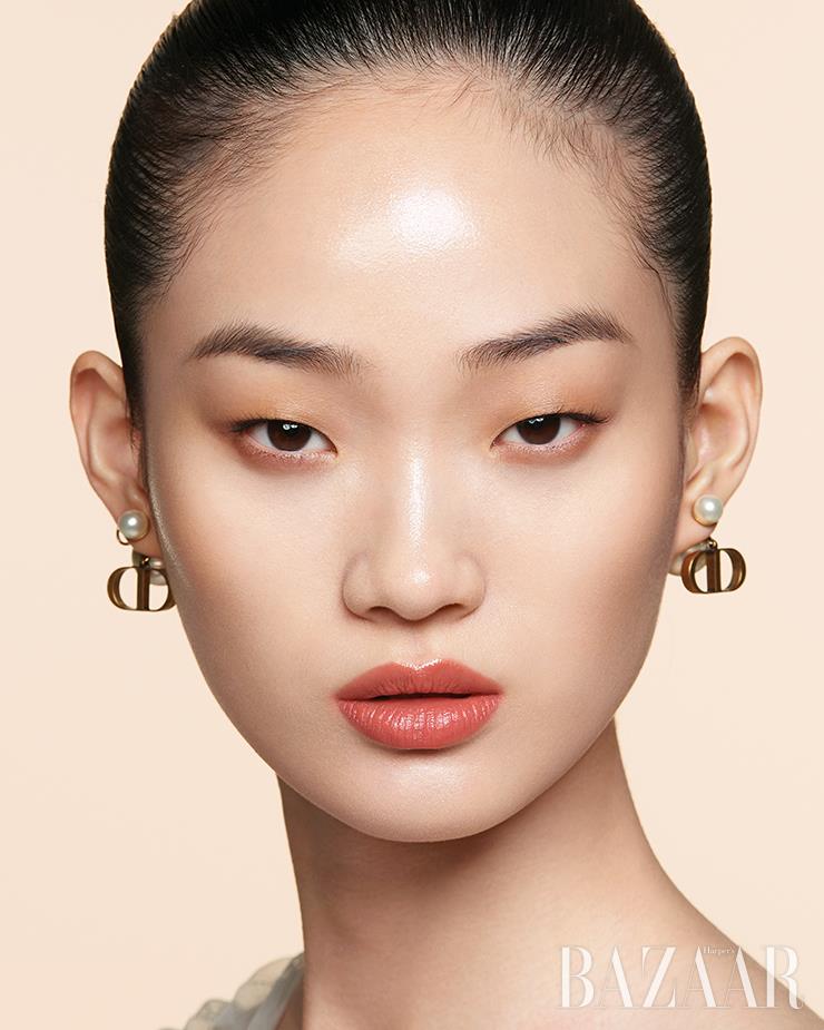 귀고리는 Dior.