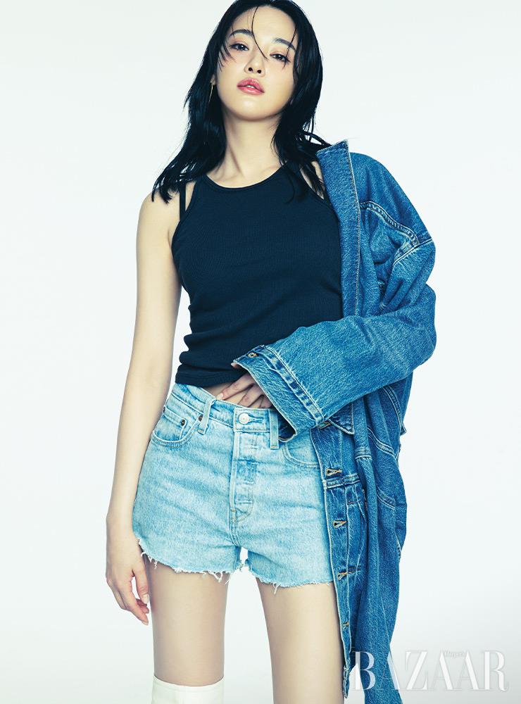 헤리티지 트러커 재킷은 12만9천원, 탱크톱은 2만9천원, 커스텀한 501ⓡ 오리지널 크롭트 진은 12만9천원 모두 Levi’s. 귀고리는 18만원 Ille Lan. 슈즈는 스타일리스트 소장품.