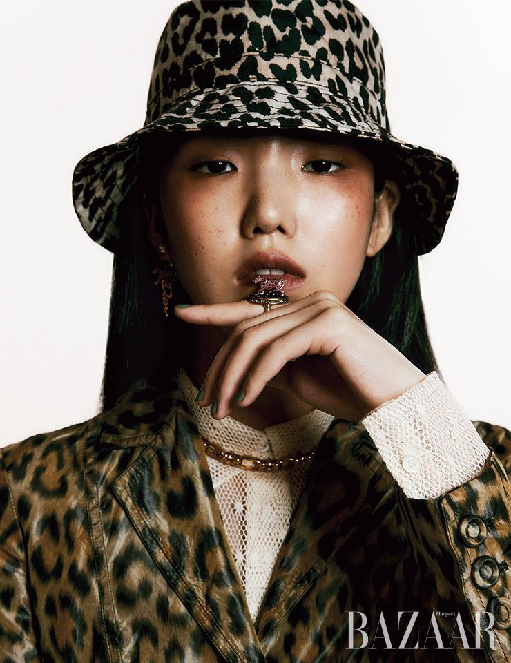 나일론 재킷, 레이스 셔츠, 치타 모티프 귀고리, 반지는 모두 Dior. 버킷햇은 Ganni. 체인 목걸이는 Saint Laurent by Anthony Vaccarello.