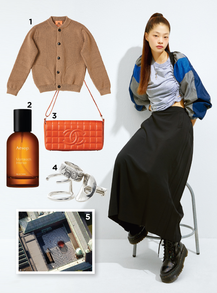 1 카디건은 Andersen-Andersen. 2 향수는 A?sop ‘마라케시 인텐스’. 3 숄더 백은 Chanel vintage. 4 맨 왼쪽의 반지는 1Lstudio. 나머지는 빈티지 마켓에서 찾은 반지들. 5 네덜란드 보이만스 반 뵈닝겐 뮤지엄.