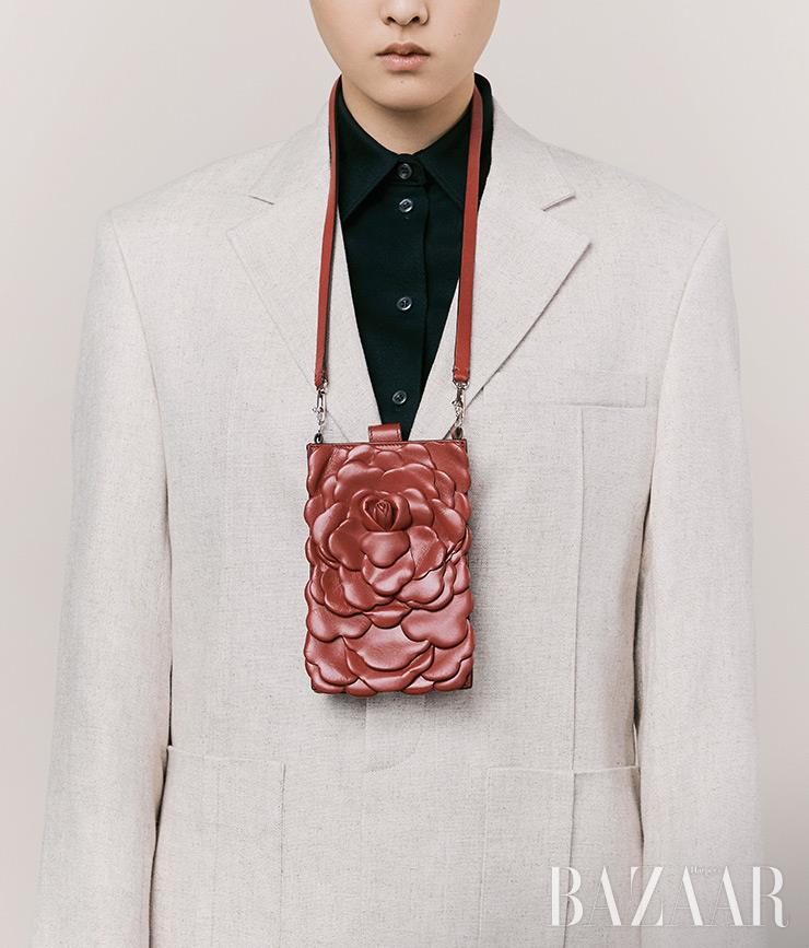 플라워 모티프 스트랩 백은 1백87만원 Valentino Garavani. 재킷은 1백23만원 Jacquemus by Mue. 셔츠는 가격 미정 Prada.