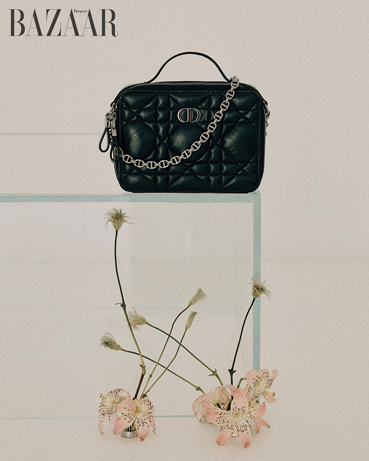 탈부착이 가능한 체인 스트랩이 시선을 끄는 까나쥬 패턴의 ‘디올 카로’ 백은 Dior.