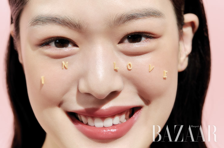 ‘루쥬 코코 밤’의 또 다른 장점 중 하나는 뛰어난 보습력에 반해 끈적이거나 번들거리지 않는다는 것. 미끄러지듯 발리는 부드러운 제형이 윤기를 남긴다.