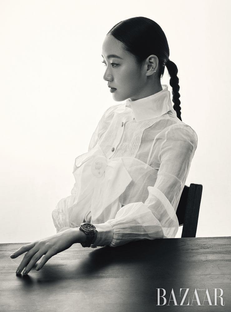 퀼팅 디테일의 ‘코코 크러쉬’ 이어커프, 블랙 래커 다이얼에 사파이어 케이스백을 장착한 ‘J12 블랙’ 워치는 모두 Chanel Watch & Fine Jewelry.