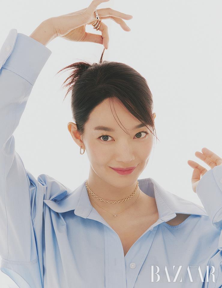 검지에 레이어드한 ‘셀렉시옹 디’ 링과 약지에 착용한 ‘셀렉시옹 디’ 링은 각각 18만원대, ‘셀렉시옹 디’ 이어링은 21만원대, 18K 옐로 골드 체인에 브라운 다이아몬드가 세팅된 ‘센슈얼’ 네크리스는 5백88만원, 옐로 골드 펜던트에 화이트 토파즈가 세팅된 ‘셀렉시옹 디’ 네크리스는 39만원대 모두 Didier Dubot. 컷아웃 셔츠는 Alexander Wang by Net-A-Porter.