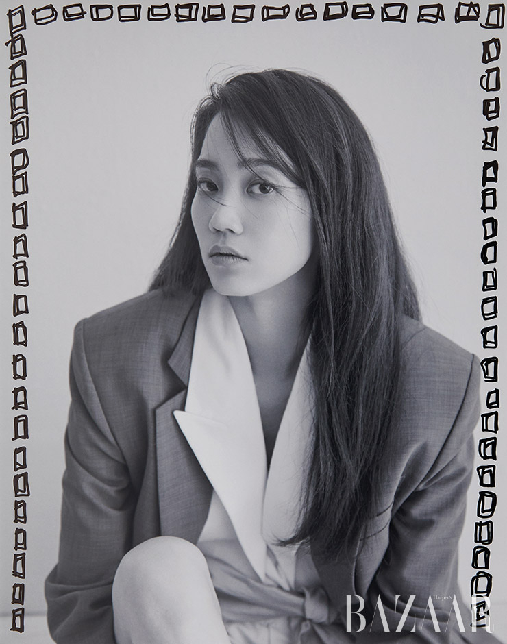 재킷은 Recto. 화이트 재킷은 Moon Choi. 허리에 묶은 셔츠는 Songe Creux. 트레이닝 쇼츠는 Nylora. 