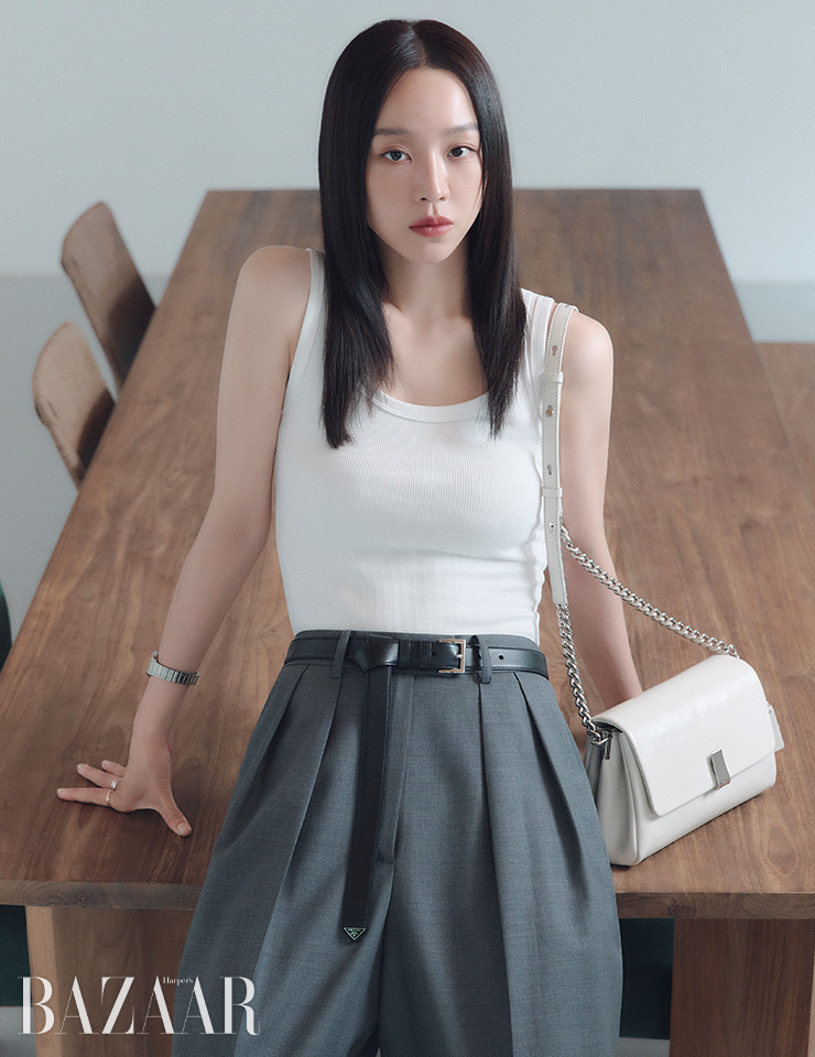 마틸드 숄더백은 39만8천원 Joy Gryson. 그레이 핀턱 팬츠는 Orr. 탱크톱과 벨트, 워치, 링은 모두 스타일리스트 소장품. 