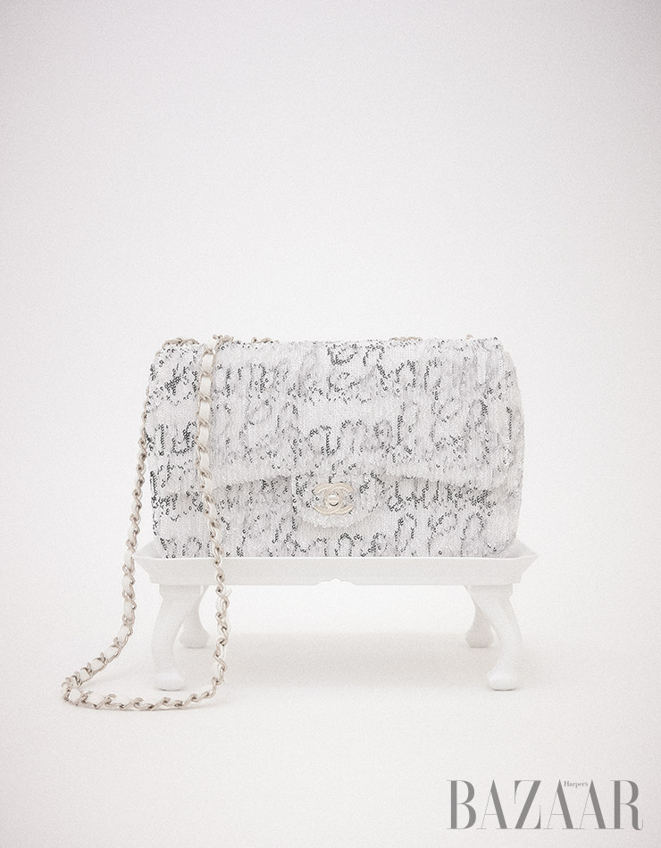 캘리그라피 시퀸 플랩 백은 Chanel. 소반은 Mujagi.