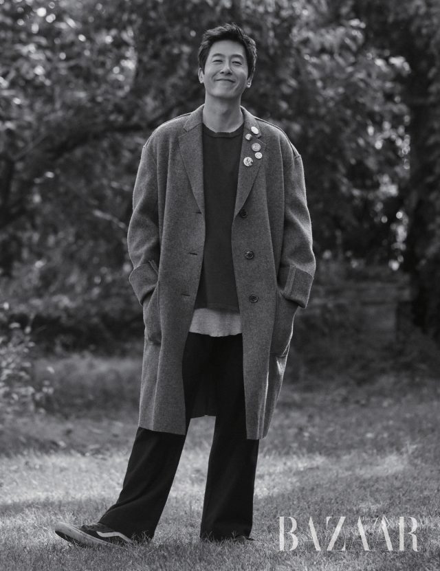 오버사이즈 코트는 R13 by Ecru, 티셔츠와 슬리브리스는 모두 개인 소장품으로 Unused, 와이드 팬츠는 Ymc, 하이톱 스니커즈는 개인 소장품으로 Wtaps×Vans 제품