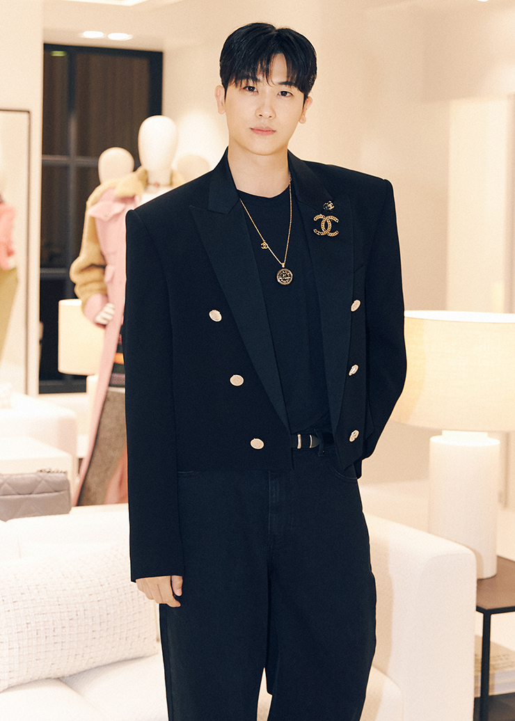 박형식은 샤넬 브로치로 룩에 포인트를 주었다. 